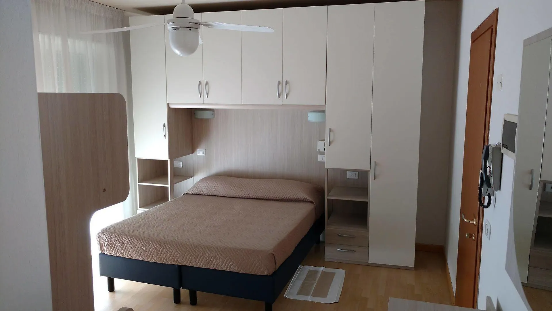 Hotel La Brezza frontemare Lido di Jesolo 3*,  Italia